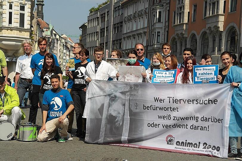 Am Sendlinger Tor hat die Tierrechtsorganisation Animals United Lärm für die Stimmlosen, die Tiere, gemacht.