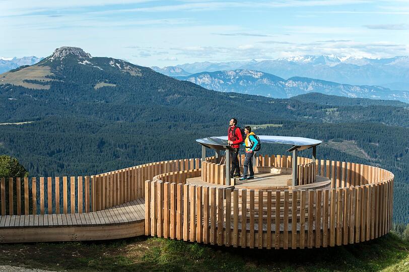 Eine Aussichtsplattform am Themenweg in Obereggen. Im Hintergrund das Weißhorn.