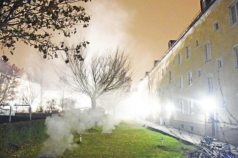 Bei dem Brand in der Tiefgarage wurde drei Autos komplett zerstört. Die Feuerwehr war mit 60 Mann im Einsatz.