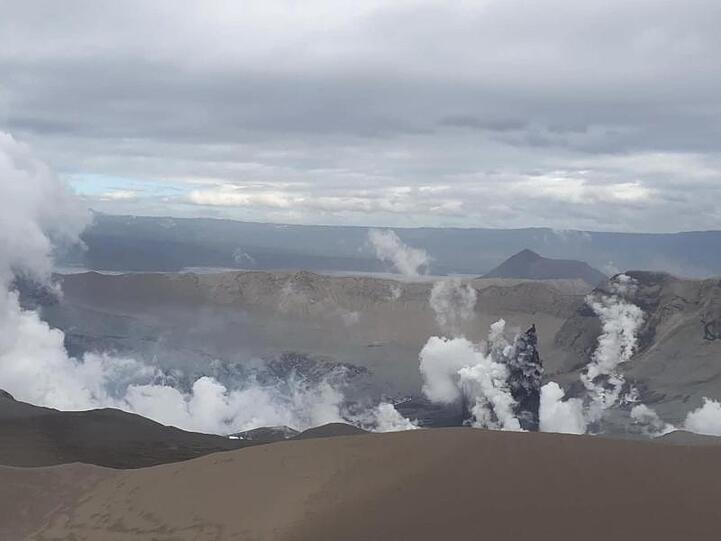 Dampfwolken steigen aus dem Krater des Taal-Vulkans auf.