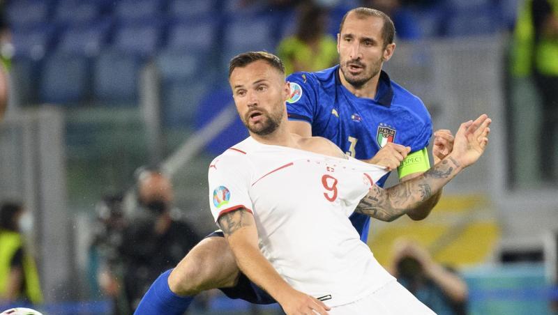 Italiens Giorgio Chiellini (r) im Zweikampf mit dem Schweizer Haris Seferovic.