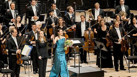Die Sopranstin Chen Reiss mit der Dirigentn Giedré Šlekyté in der Isarphilharmonie.