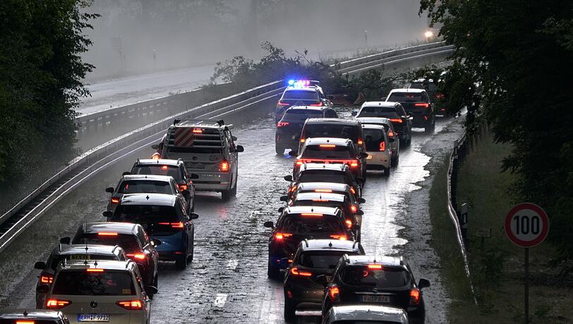 Die Polizei leitet den Verkehr auf der Bundesstraße 4 bei Erlangen-Tennenlohe an umgestürzten Bäumen vorbei. Die Polizei leitet den Verkehr auf der Bundesstraße 4 bei Erlangen-Tennenlohe an umgestürzten Bäumen vorbei.