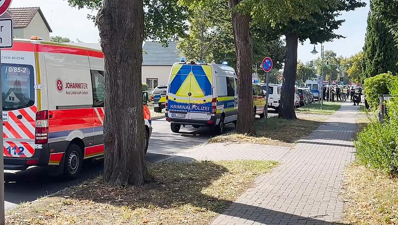 Bei einer Gewalttat an einem Schulcampus in Gosen-Neu Zittau in Brandenburg sind zwei Menschen ums Leben gekommen. Bei einer Gewalttat an einem Schulcampus in Gosen-Neu Zittau in Brandenburg sind zwei Menschen ums Leben gekommen.