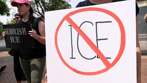 ICE wurde zum Symbol f&uuml;r ber&uuml;chtigte Razzien gegen Migranten. (Archivbild)