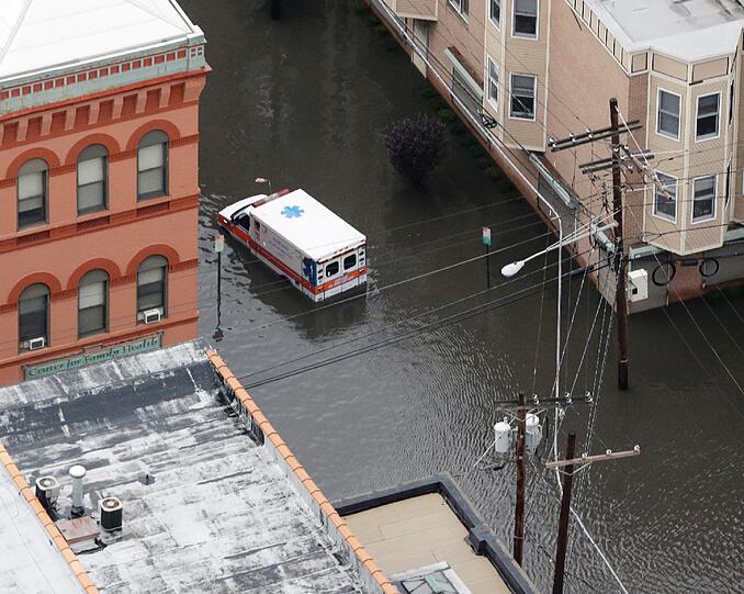 Ein Rettungfahrzeug kämpft sich durch die Wasser-Straßen.