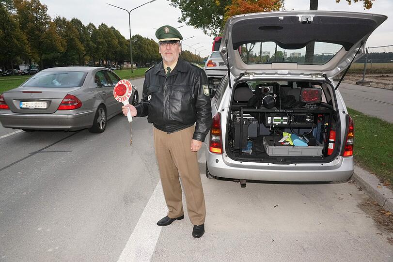 Ein Polizist bei einer Geschwindigkeitskontrolle
