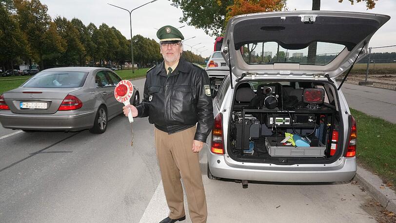 Ein Polizist bei einer Geschwindigkeitskontrolle Ein Polizist bei einer Geschwindigkeitskontrolle