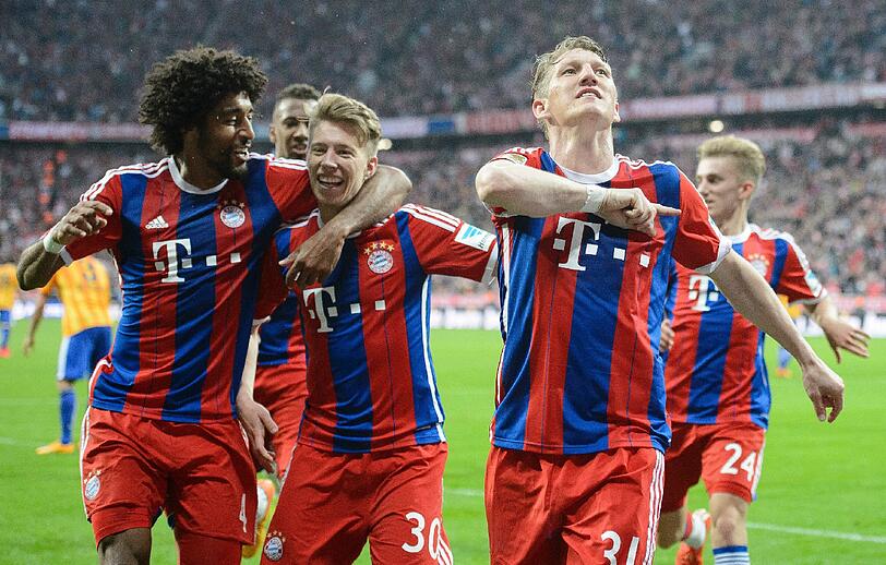 26. April - die Meisterschaft: Mit einem Tor durch Bastian Schweinsteiger sichert sich der FC Bayern am 30.Spieltag gegen die Hertha (1:0) die Meisterschaft. Der Verfolger aus Wolfsburg patzt an diesem Spieltag und ist somit mit 15 Punkten Rückstand vier Spiele vor Saisonende ohne jede rechnerische Chance. Es ist die 25. Meisterschaft des FC Bayern.