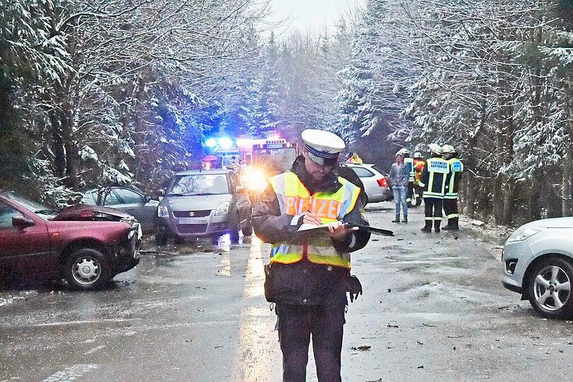 Zehn Fahrzeuge wurden bei der Massenkarambolage bei Zorneding beschädigt. Die Bilder.