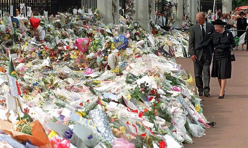 Blumenmeer vorm Buckingham Palace für die verstorbene Diana: 1997 schauen sich die Queen und Prinz Philip die Anteilnahme an.