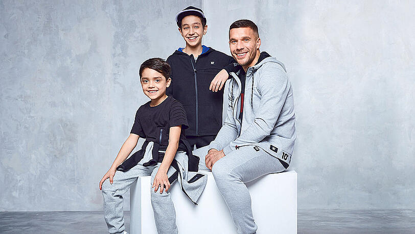 Fußballprofi Lukas Podolski macht gemeinsame Sache mit Aldi. Fußballprofi Lukas Podolski macht gemeinsame Sache mit Aldi.