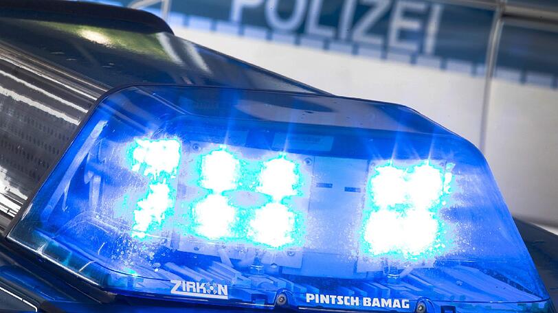 Die Polizei fahndet weiter nach einem 29-Jährigen, der in eine Menschenmenge gerast ist.