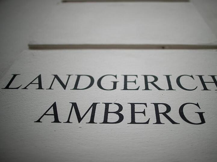 Die Aufschrift Landgericht Amberg weist auf das Gerichtsgebäude hin. Foto: Daniel Karmann/Archiv