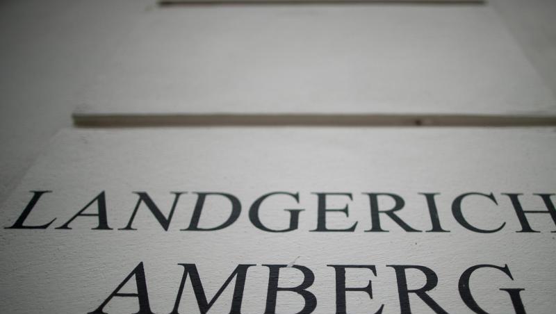 Die Aufschrift Landgericht Amberg weist auf das Gerichtsgebäude hin. Foto: Daniel Karmann/Archiv Die Aufschrift Landgericht Amberg weist auf das Gerichtsgebäude hin. Foto: Daniel Karmann/Archiv