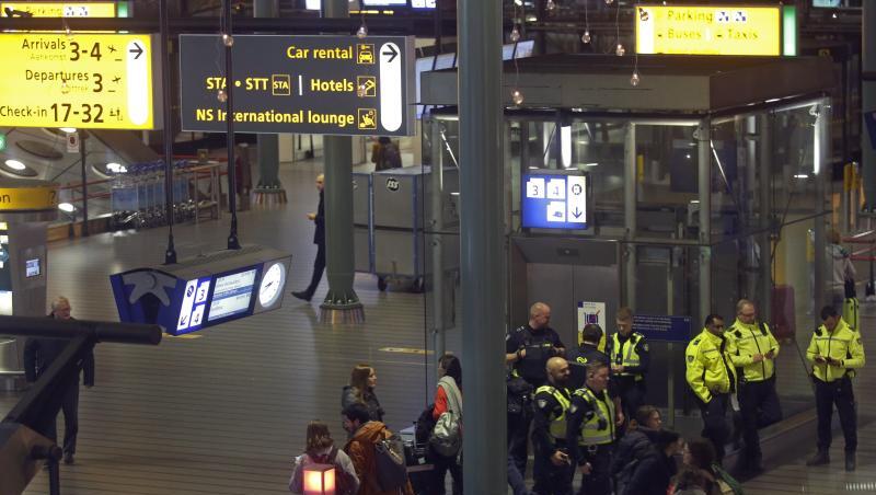 Polizisten am Mittwochabend bei dem Einsatz am Flughafen Schiphol. Polizisten am Mittwochabend bei dem Einsatz am Flughafen Schiphol.