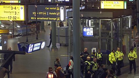 Polizisten am Mittwochabend bei dem Einsatz am Flughafen Schiphol.