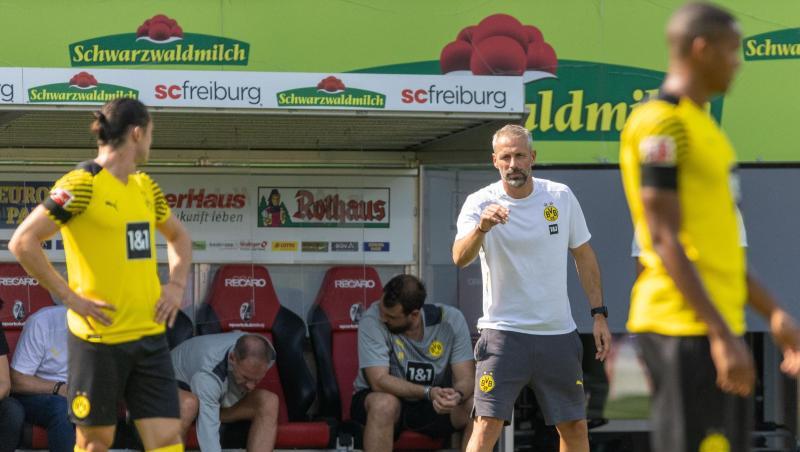 Trainer Marco Rose (M) und seine Dortmunder mussten gegen Freiburg eine Niederlage einstecken.