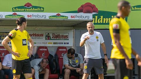 Trainer Marco Rose (M) und seine Dortmunder mussten gegen Freiburg eine Niederlage einstecken.
