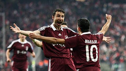 Roy Makaay (r.) jubelt mit Mark van Bommel über das 1:0 gegen Real Madrid.