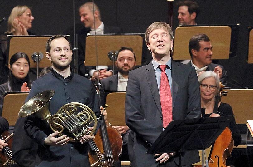Der Hornist Pascal Deuber mit dem Komponisten Gotthard Odermatt im Nationaltheater.