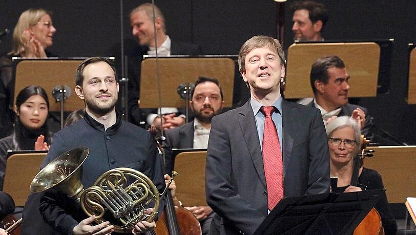 Der Hornist Pascal Deuber mit dem Komponisten Gotthard Odermatt im Nationaltheater. Der Hornist Pascal Deuber mit dem Komponisten Gotthard Odermatt im Nationaltheater.