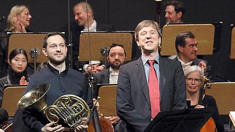 Der Hornist Pascal Deuber mit dem Komponisten Gotthard Odermatt im Nationaltheater.