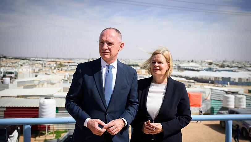 Ende März wollte Nancy Faeser (SPD), geschäftsführende Bundesinnenministerin, mit ihrem österreichischen Amtskollegen, Gerhard Karner, erst nach Jordanien und dann nach Syrien fliegen. Doch die beiden Minister brachen nach Hinweisen auf aktuelle Sicherheitsrisiken für westliche Delegationen in Syrien ihre Reise ab und flogen von Amman zurück nach Europa.  (Archivfoto)