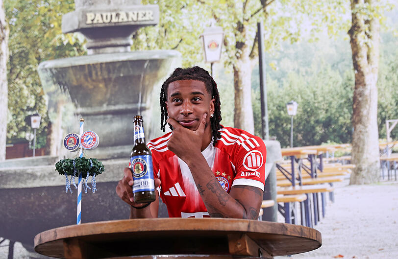 Vorbildlich: Michael Olise posiert mit Paulaner Alkoholfrei.