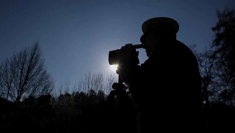 Der Autofahrer fuhr mehr als 90 Kilometer pro Stunde zu schnell. (Symbolbild) Der Autofahrer fuhr mehr als 90 Kilometer pro Stunde zu schnell. (Symbolbild)