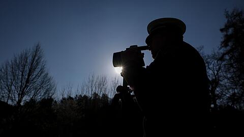 Der Autofahrer fuhr mehr als 90 Kilometer pro Stunde zu schnell. (Symbolbild)