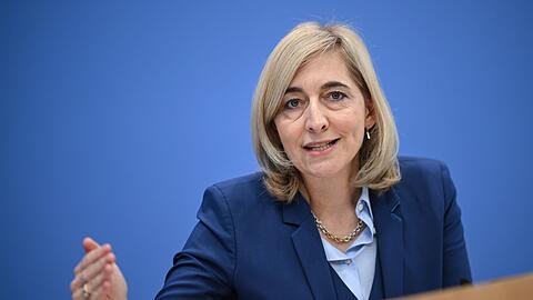 Ministerin Warken will bei Einsparungen "alle Bereiche mit ins Boot" holen.