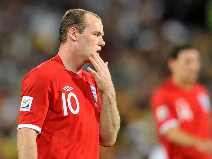 Wayne Rooney ist nach der Niederlage gegen Deutschland niedergeschlagen.