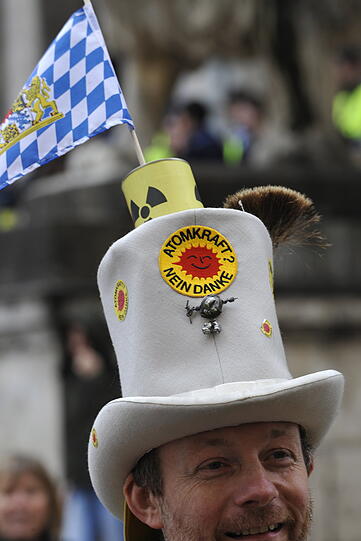 Trotz strömenden Regens haben am Samstagnachmittag rund 30.000 Menschen an einer Kundgebung
gegen Atomenergie auf dem Münchner Odeonsplatz teilgenommen. Sehen Sie hier die besten Bilder der Aktion.