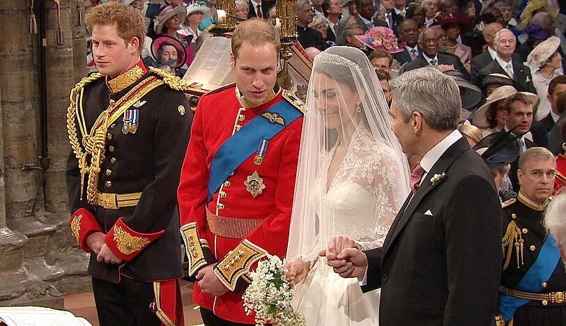 Prinz William und Kate Middleton sagen "I will": Das zukünftige Königspaar von Großbritannien vor dem Traualtar in der Westminster Abbey.
