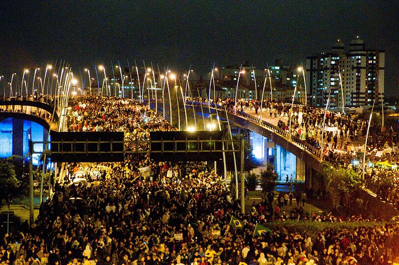 Knapp ein Jahr vor der Fußball-WM in Brasilien erlebt das Land einen ungeahnten Sturm des Protestes.
