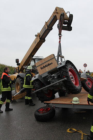 Crash mit Traktor: Die Bilder.