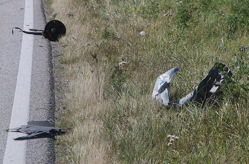Missglücktes Überholmanöver - die Bilder von der Unfallstelle auf der B12 im Landkreis Mühldorf.
