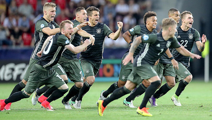 Der Moment des Triumphes: Torhüter Julian Pollersbeck hat dem deutschen Team soeben den Weg ins Finale der U21-EM geebnet. Der Moment des Triumphes: Torhüter Julian Pollersbeck hat dem deutschen Team soeben den Weg ins Finale der U21-EM geebnet.
