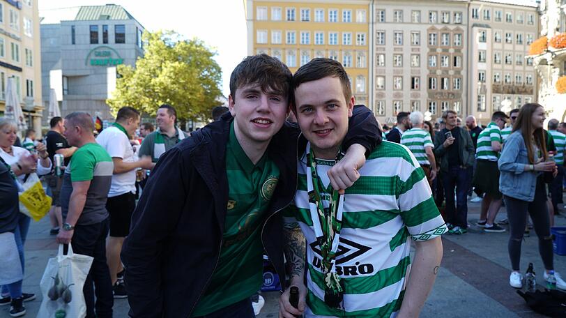 Auf dem Marienplatz feiern bereits die Celtic-Fans.
