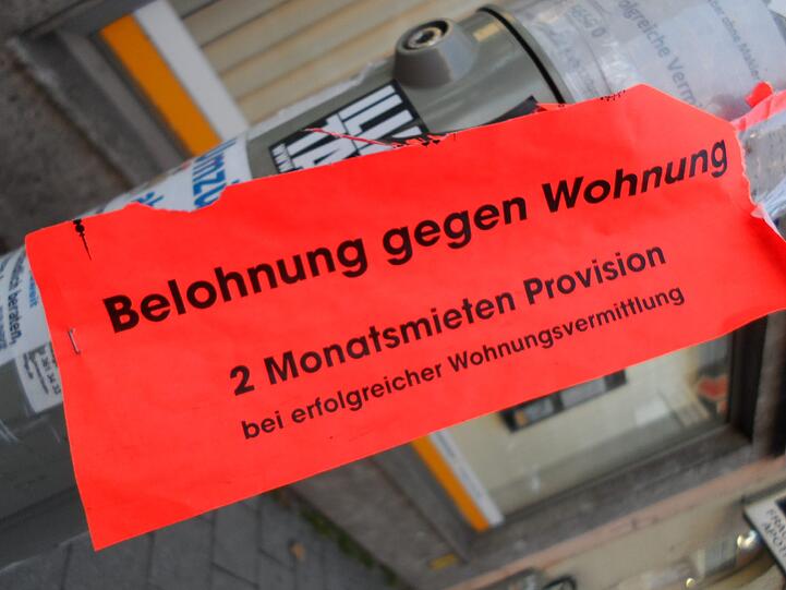 Ein Spiegelbild des Lebens im Stadtviertel: Die zahllosen Aufkleber in der Isarvorstadt zeigen mehr oder weniger gelungen, was sich tut - oder getan hat.