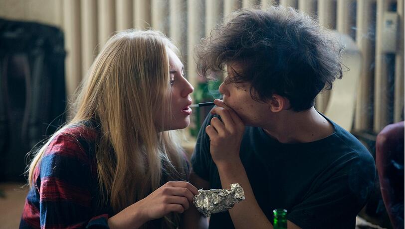 Die Schauspieler Elisa Schlott (l) in ihrer Rolle der Rita Holbeck und Joel Basman in seiner Rolle des Mike Nickel im neuen Kieler Tatort «Borowski und der Himmel über Kiel».