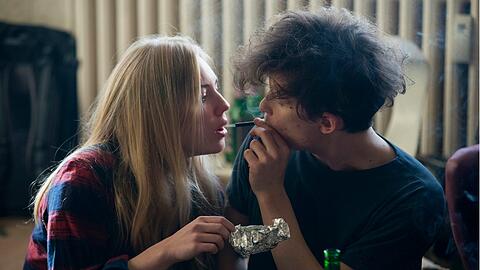 Die Schauspieler Elisa Schlott (l) in ihrer Rolle der Rita Holbeck und Joel Basman in seiner Rolle des Mike Nickel im neuen Kieler Tatort «Borowski und der Himmel über Kiel».