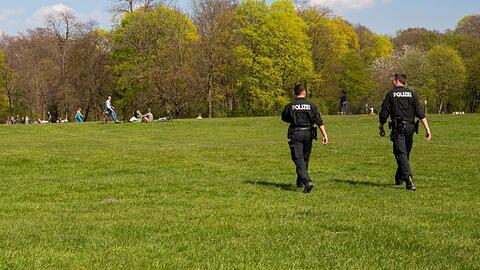 Zwei Polizisten gehen durch den Englischen Garten in München. (Archivbild)