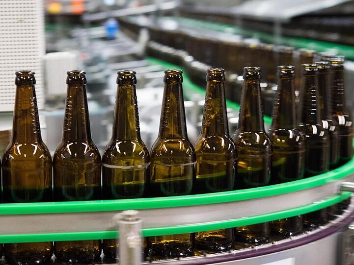 Derzeit liegt das Pfand für eine normale Bierflasche bei 8 Cent. Die deutschen Brauer fordern eine Erhöhung.