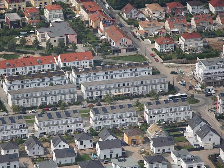 Eine Luftaufnahme zeigt Mehrfamilienhäuser und Reihenhäuser in Köln.