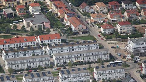 Eine Luftaufnahme zeigt Mehrfamilienhäuser und Reihenhäuser in Köln.