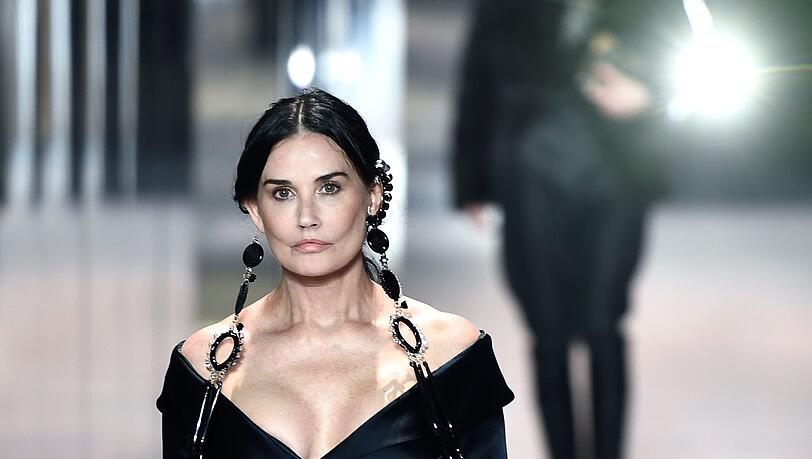 Ist sie das wirklich? Demi Moore bei der Pariser Fashion Week. Ist sie das wirklich? Demi Moore bei der Pariser Fashion Week.
