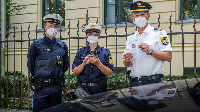 Polizeipräsident Thomas Hampel (r.) lässt sich von Beschäftigten der Polizeiinspektion 14 (Westend) den Gebrauch der App zeigen.