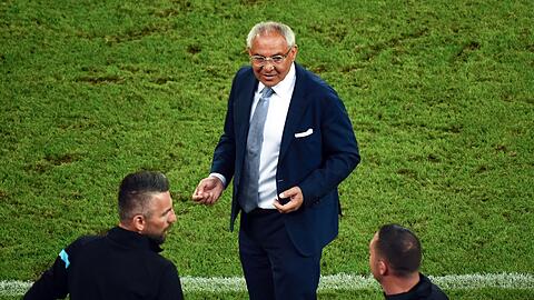 Schaffte mit Hertha BSC noch den Klassenerhalt: Trainer Felix Magath (M.).